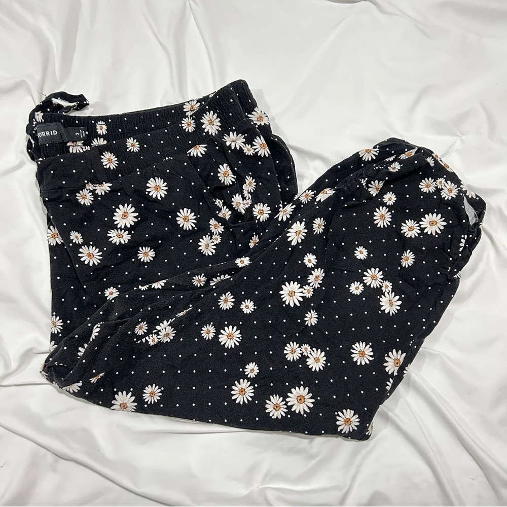 Torrid Black Dot & Daisy Challis Capri Jogger